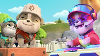 Rubble & Crew Die Crew baut eine große Bühne