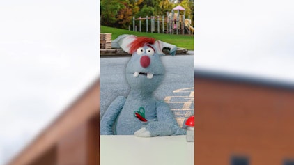 Woozle Shorts Leute auf dem Schulhof