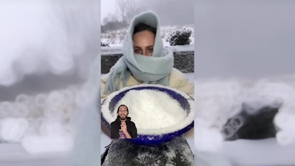 Hypezeit Shorts Jessie Bluegrey isst Schnee